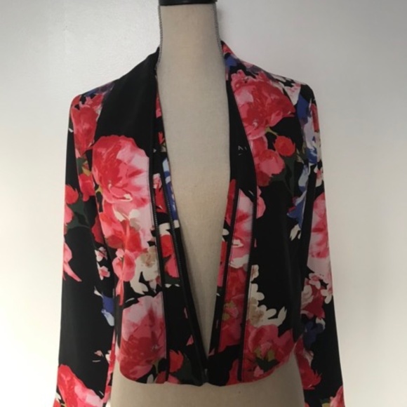 A Fun yet Elegant GUESS Short Blazer - Picture 3 of 6